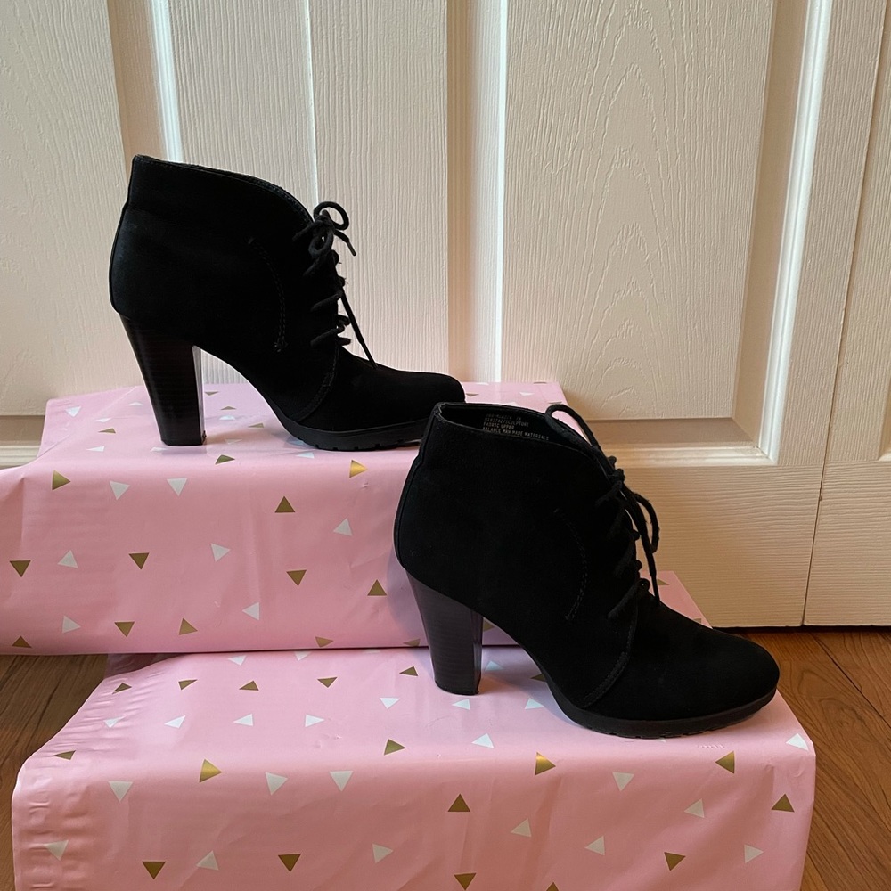 Modellista, 7M black lace up heeled boots